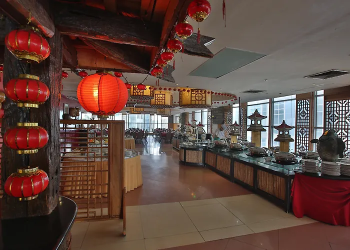 Hotel Crown Regency & Towers 4*