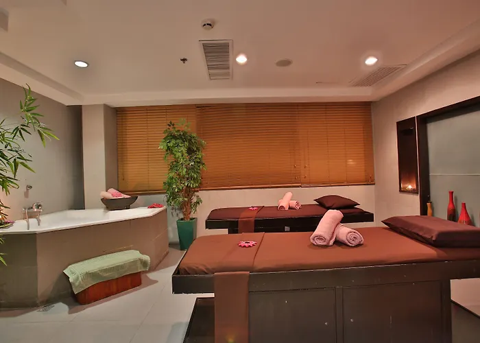 Hotel Crown Regency & Towers 4*