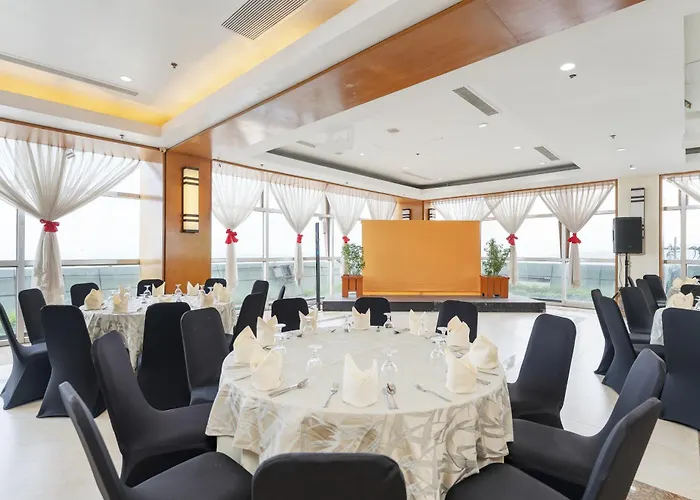 Crown Regency & Towers Отель