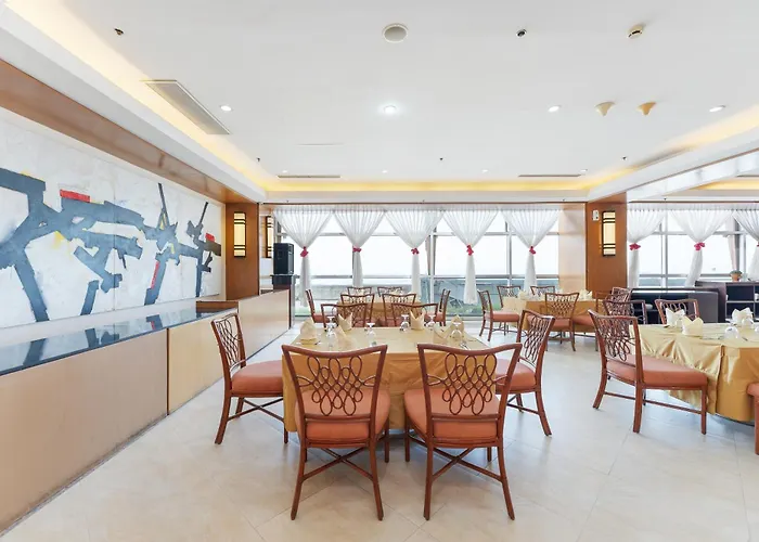 Crown Regency & Towers Отель 4*