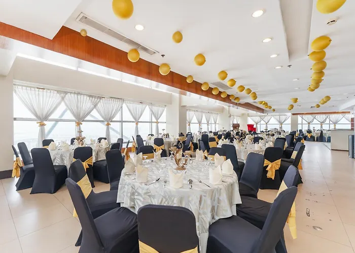 Crown Regency & Towers Отель
