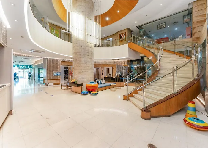Crown Regency & Towers Hotel 4*